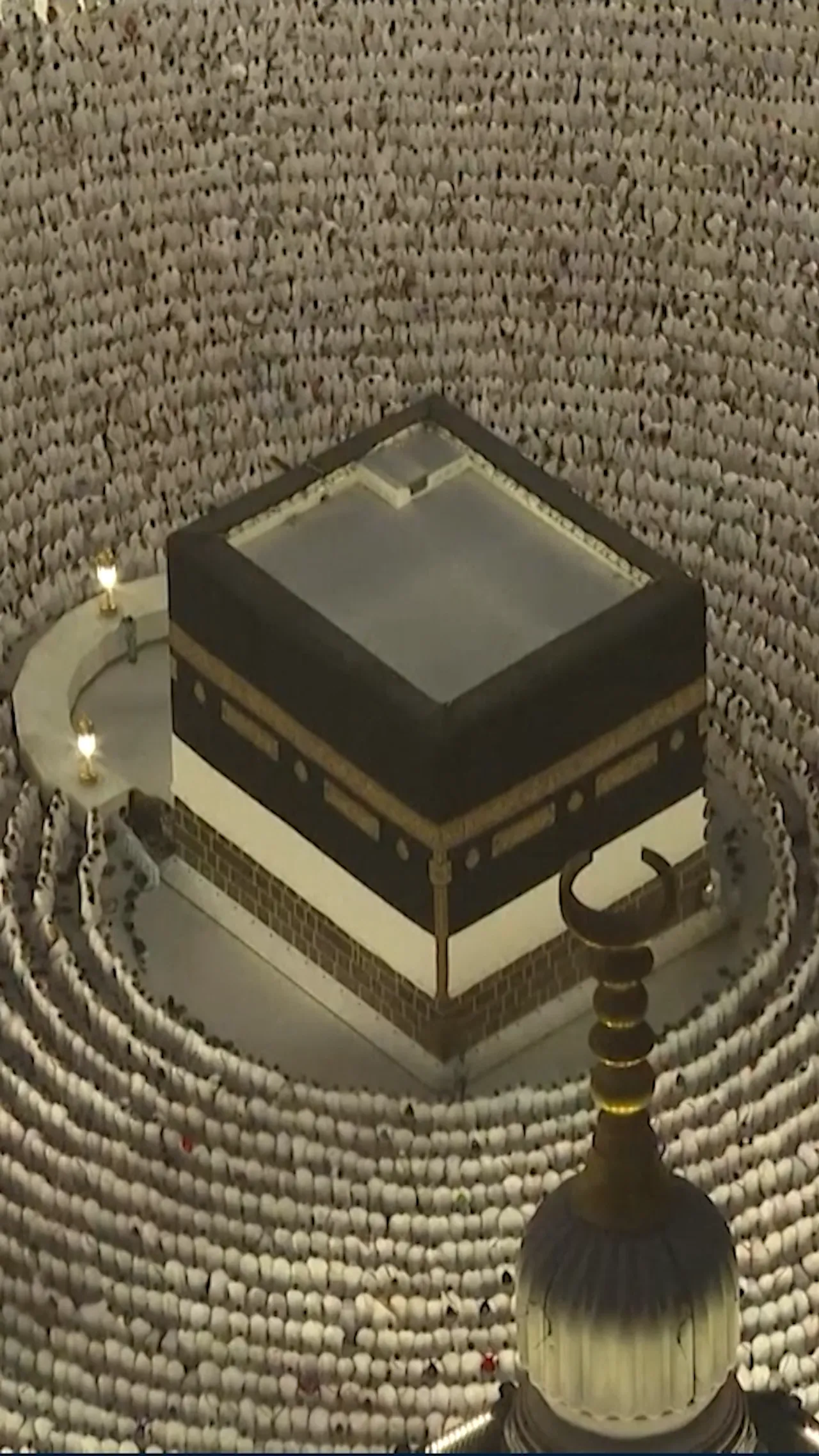 Jemaah haji Muslim melakukan tawaf menjelang ibadah haji