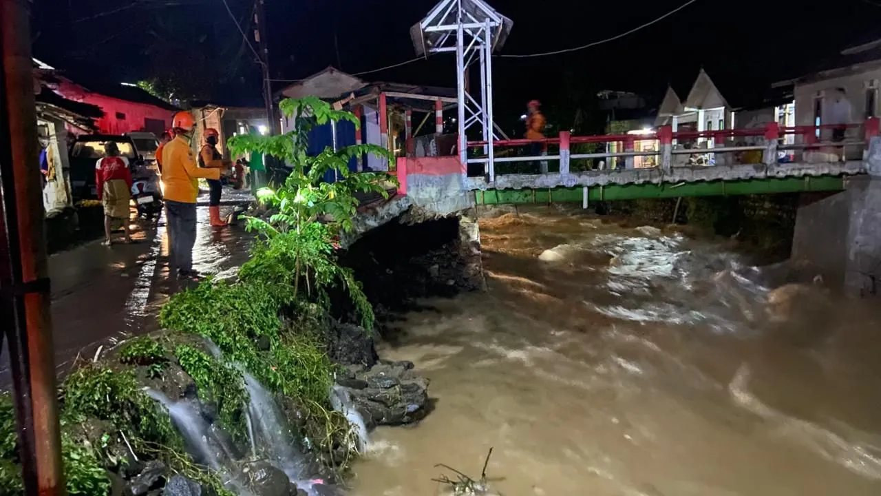 Ratusan rumah di Bogor terendam banjir, satu rumah warga ambruk