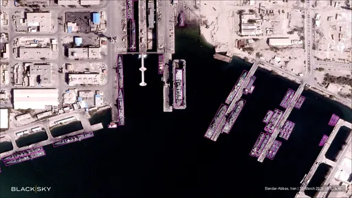 Американските сили извършват атаки срещу морски и ракетни цели в Южен Иран