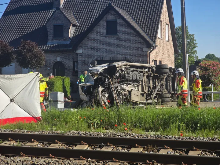 Disa të vdekur pas përplasjes së trenit me autobusin e shkollës në Belgjikë