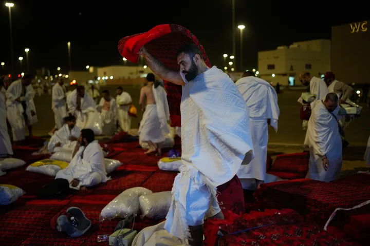 الحجاج يبيتون بمزدلفة عشية رمي الجمرة الكبرى بعد أداء الركن الأعظم