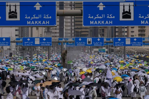 حجاج بيت الله الحرام يبدؤون رمي الجمرات في أول أيام التشريق