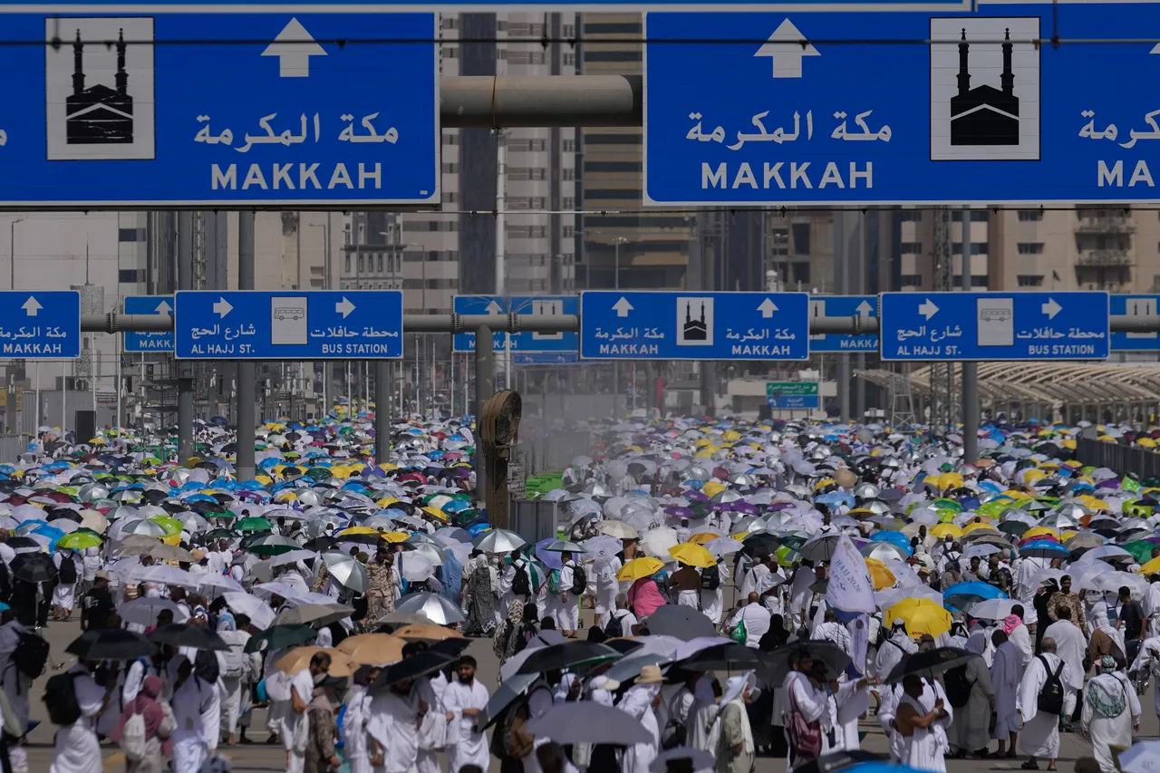 حجاج بيت الله الحرام يبدؤون رمي الجمرات في أول أيام التشريق