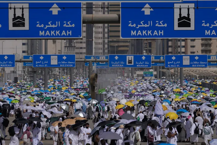 حجاج بيت الله الحرام يبدؤون رمي الجمرات في أول أيام التشريق