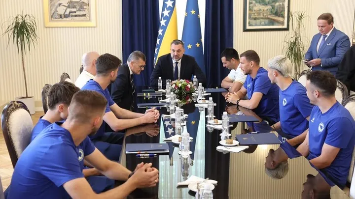 Konaković uručio diplomatske pasoše reprezentativcima BiH pred odlazak na Svjetsko prvenstvo