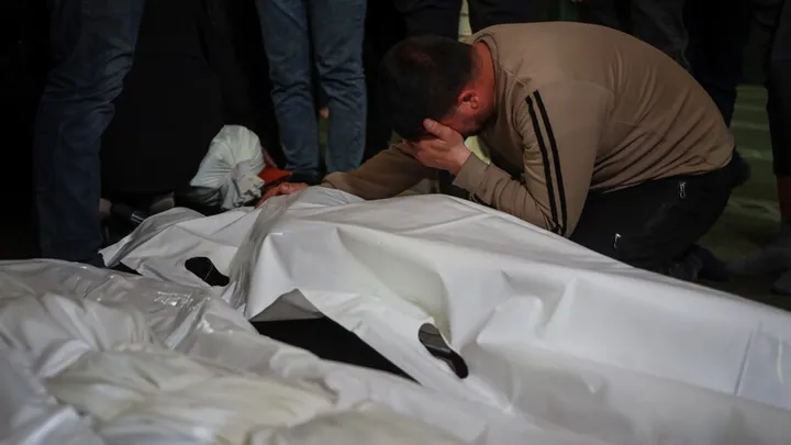 استشهاد فلسطيني بقصف إسرائيلي وحرق خيام للنازحين في غزة