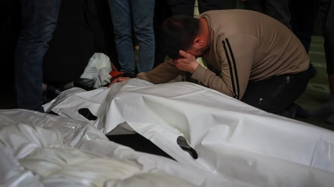 استشهاد فلسطيني بقصف إسرائيلي وحرق خيام للنازحين في غزة