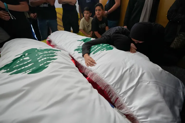 عشرات القتلى في لبنان ومزاعم إسرائيلية بتجاوز نهر الليطاني وقتل 7500 من حزب الله خلال الحرب