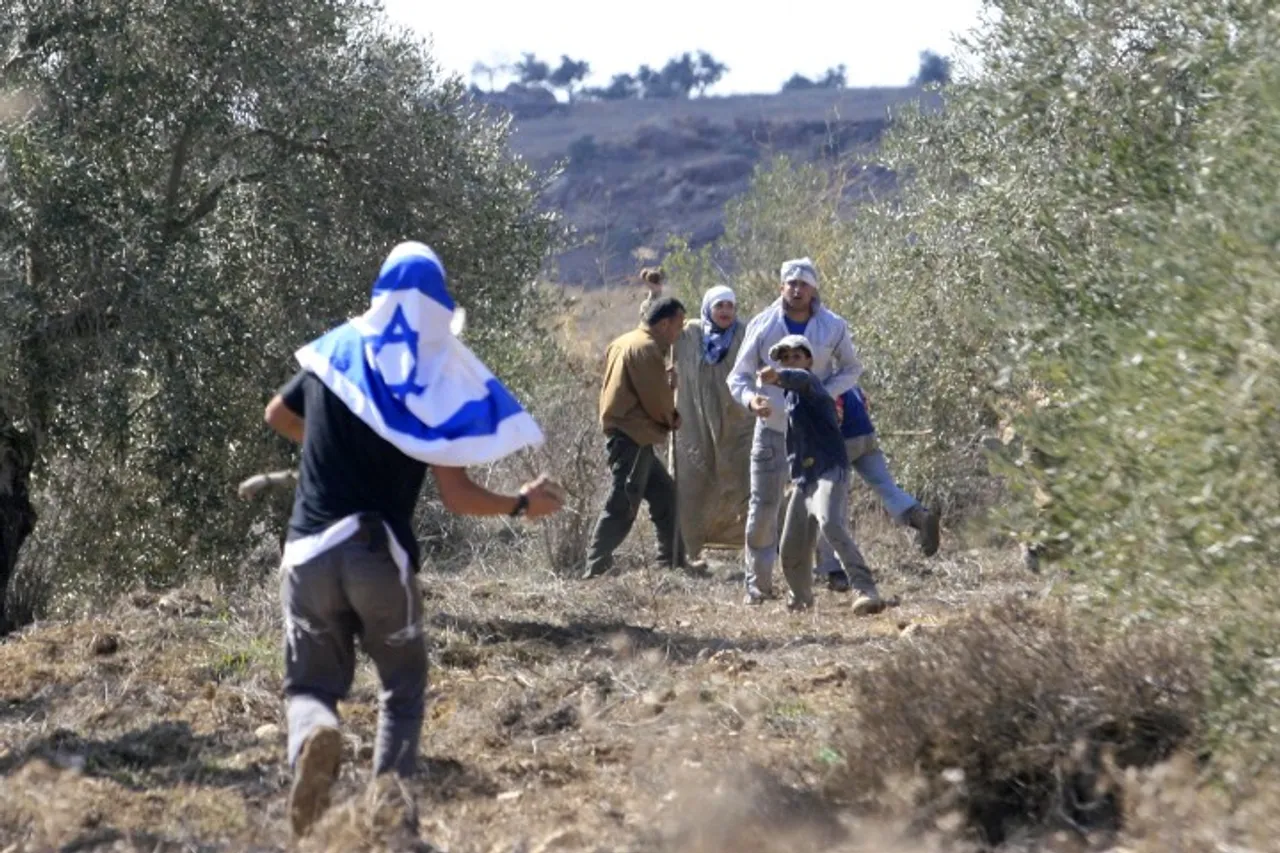 מתנחלים ישראליים בלתי חוקיים תקפו את כפר ג'אלוד
