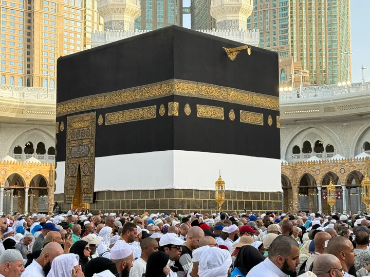 ضيوف الرحمن يختتمون مناسك الحج بأداء طواف الوداع