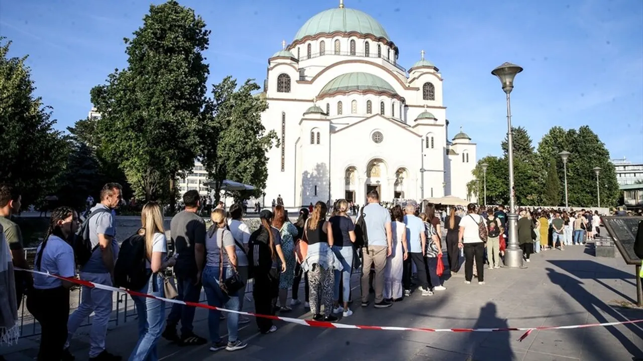Građani u Beogradu satima čekaju da se poklone Časnom pojasu Presvete Bogorodice