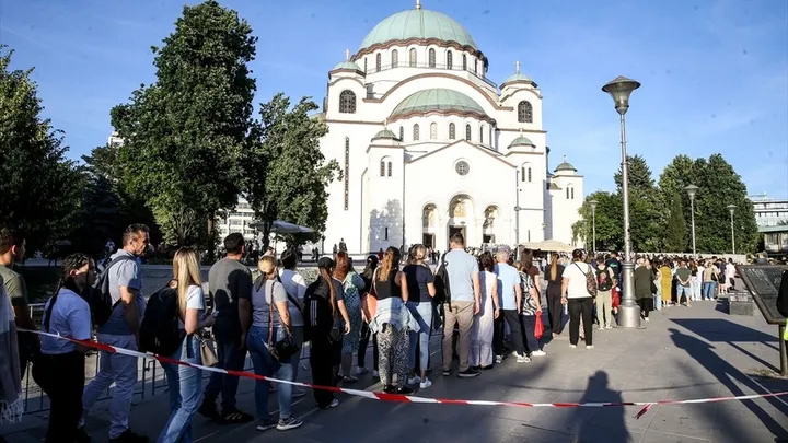 Građani u Beogradu satima čekaju da se poklone Časnom pojasu Presvete Bogorodice