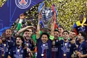 Ligue des champions: le PSG écrit la légende, la fête vire aux tensions à Paris
