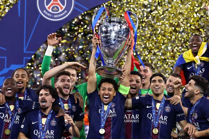 Ligue des champions: le PSG écrit la légende, la fête vire aux tensions à Paris