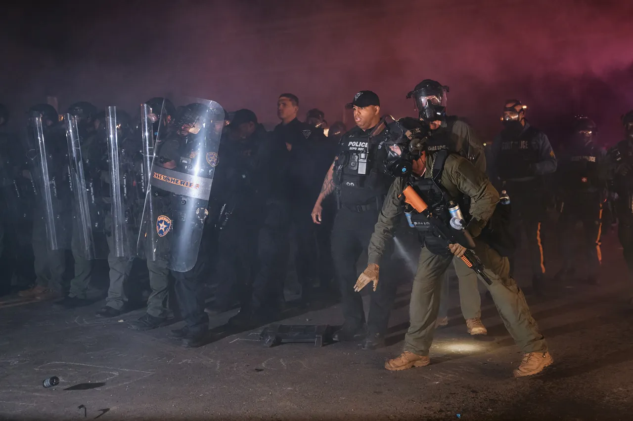 Anti-ICE rally turns violent outside New Jersey detention centre in US