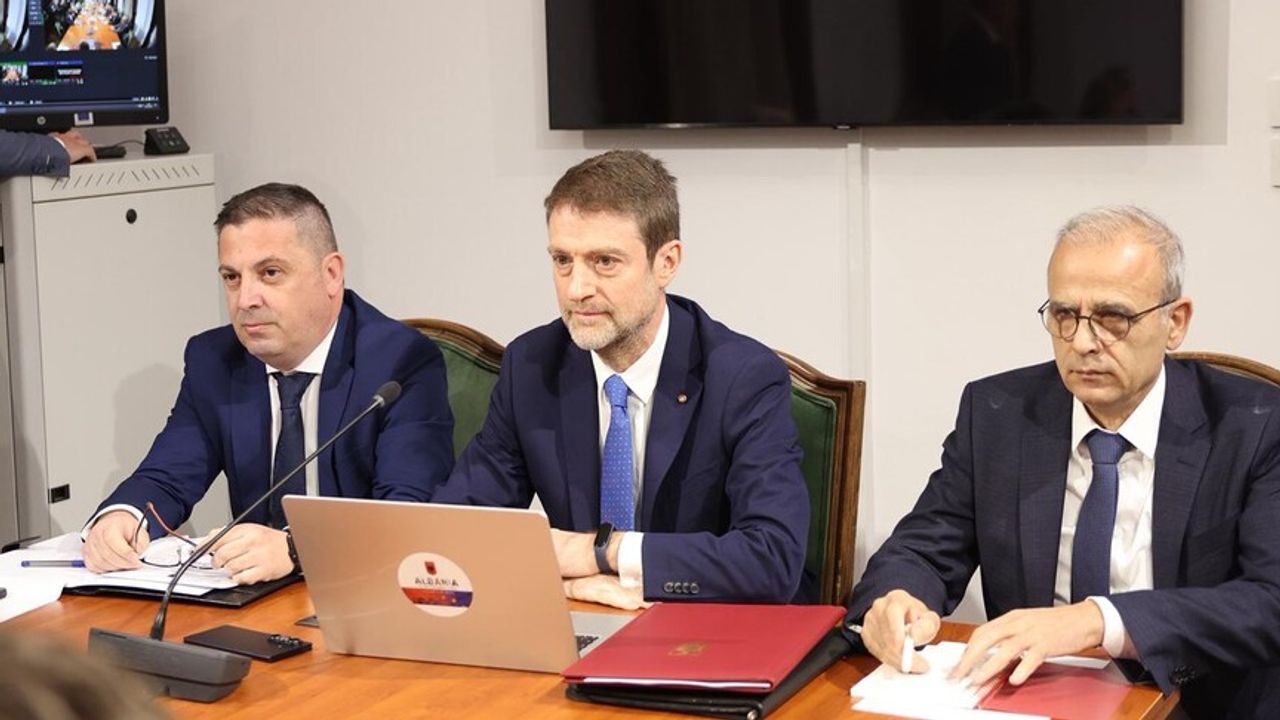 Ministri Hoxha  Në themel të procesit të anëtarësimit në BE qëndron merita