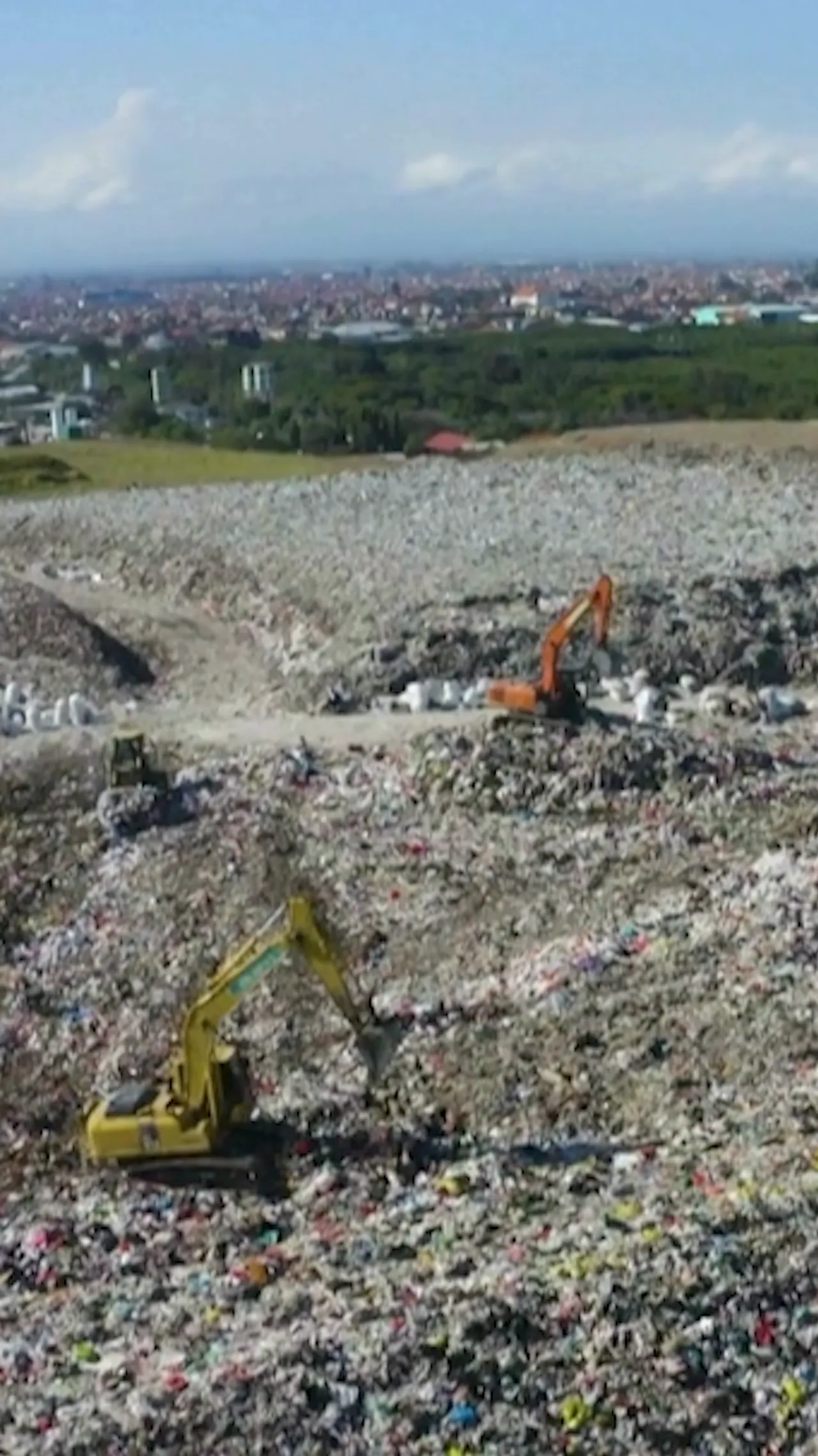 Penutupan TPA terbesar di Bali memicu krisis sampah di kawasan wisata