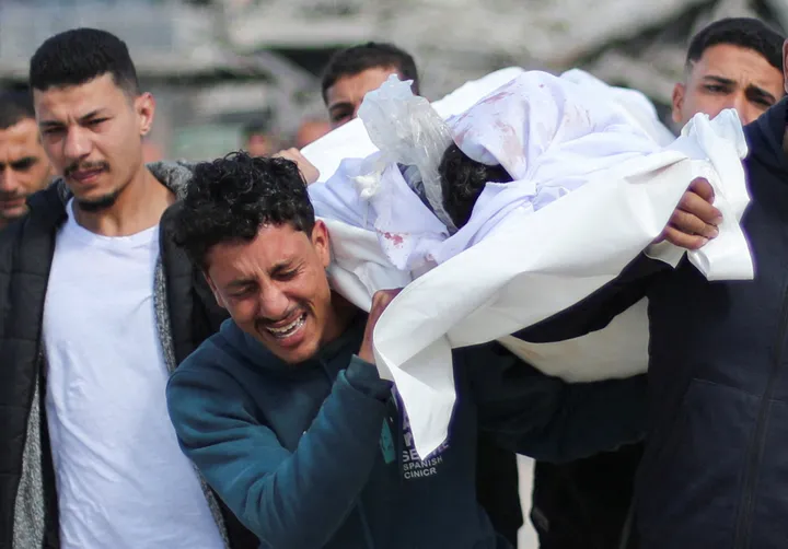 Two Palestinians killed by Israeli fire in the last 24 hours in Gaza, death toll tops 72,600