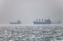 EE.UU. ordena a los barcos transitar el estrecho de Ormuz a través de aguas de Omán