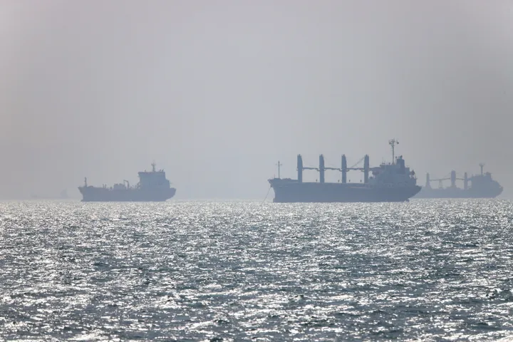 EE.UU. ordena a los barcos transitar el estrecho de Ormuz a través de aguas de Omán