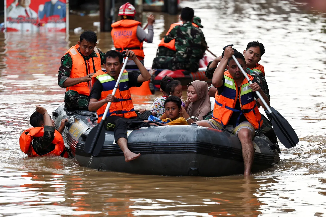 Banjir rendam 115 RT di Jakarta, ratusan warga mengungsi
