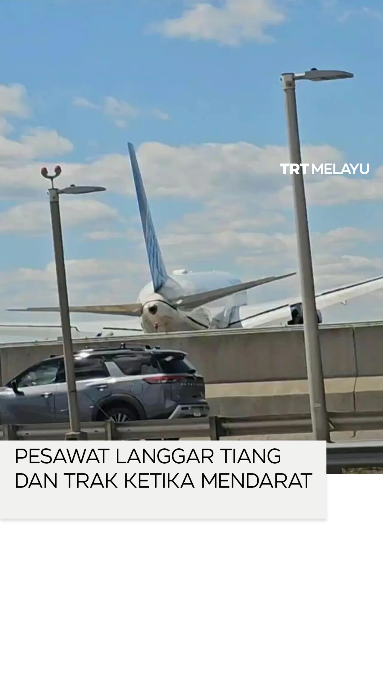 Pesawat langgar tiang dan trak ketika mendarat