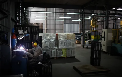 “Padecemos una situación complicada”: los costos de la caída en la industria de Argentina