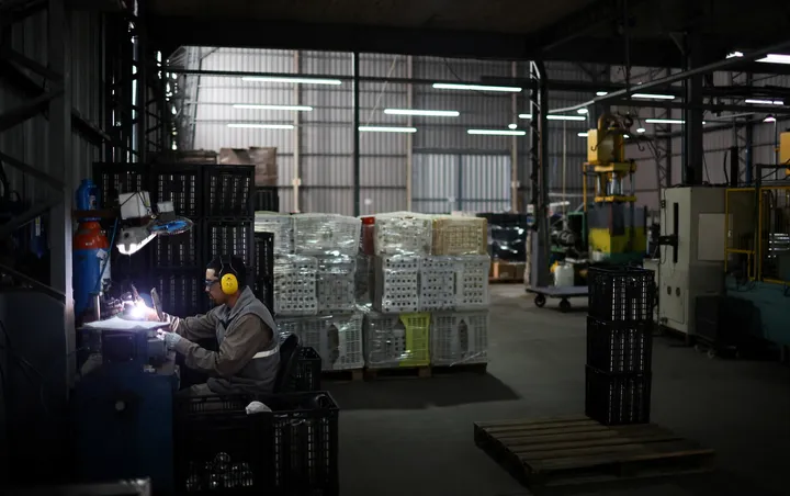 “Padecemos una situación complicada”: los costos de la caída en la industria de Argentina