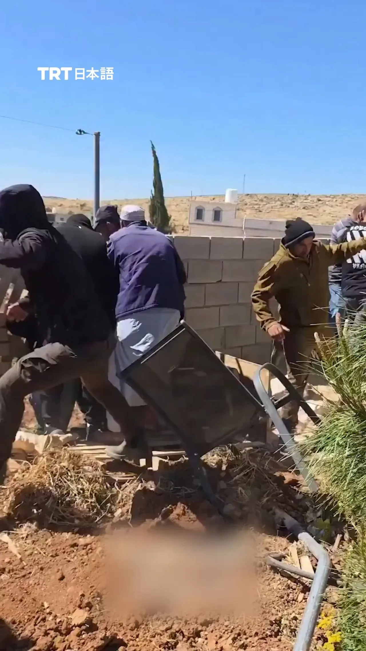 イスラエル軍、パレスチナ人一家を強制退去させた後、マサフェル・ヤッタで住宅を破壊