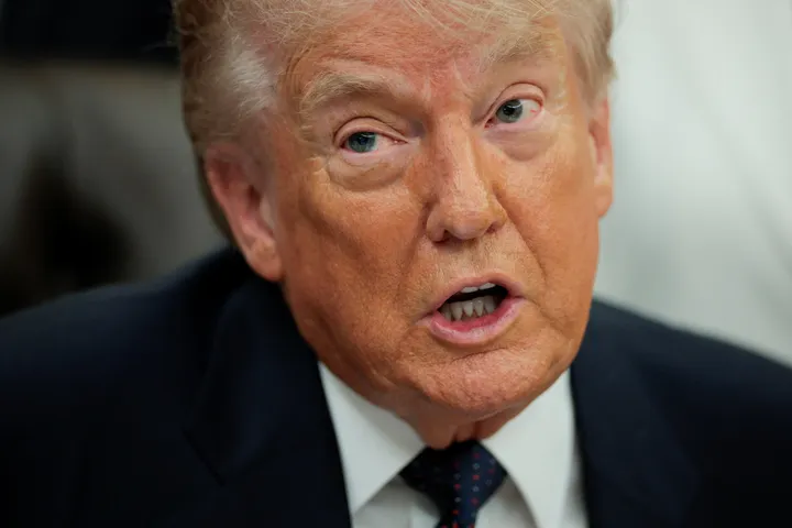 Trump dice que EE.UU. debe “hacer un viaje” a Irán para hacerse con material nuclear