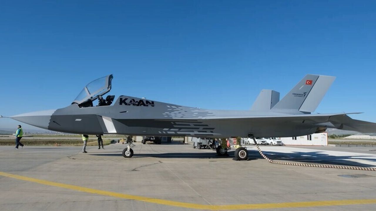 Türkiye nënshkruan kontratë prokurimi për furnizimin me avionin luftarak vendas KAAN