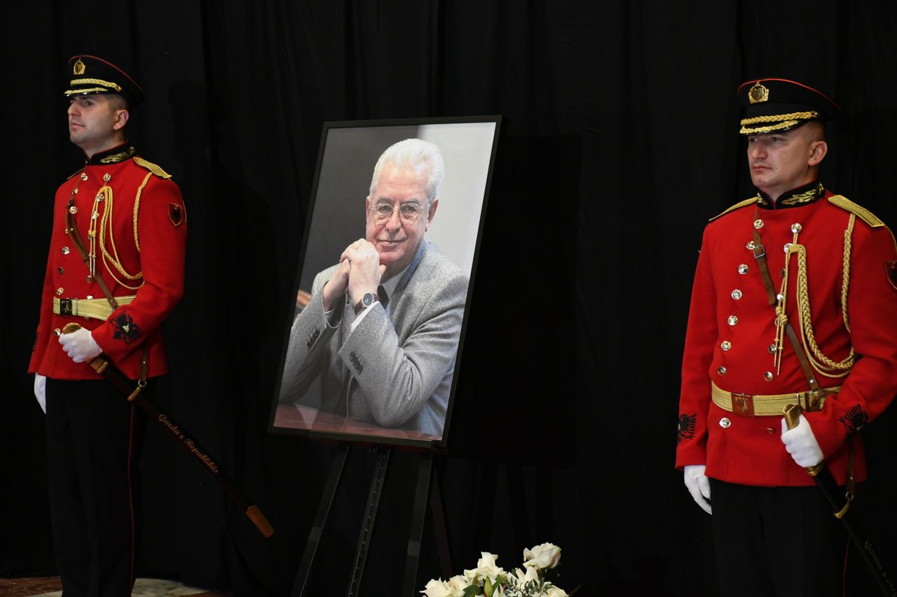 Mbahet ceremonia e homazheve për ish kryetarin e Kuvendit të Shqipërisë  Servet Pëllumbi