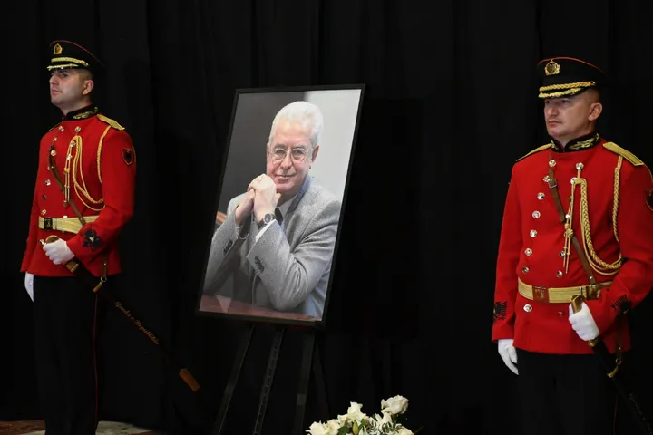 Mbahet ceremonia e homazheve për ish-kryetarin e Kuvendit të Shqipërisë, Servet Pëllumbi