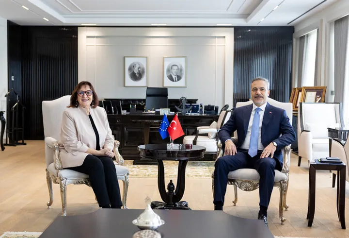 Kryediplomati turk takon komisaren e BE-së për Mesdheun