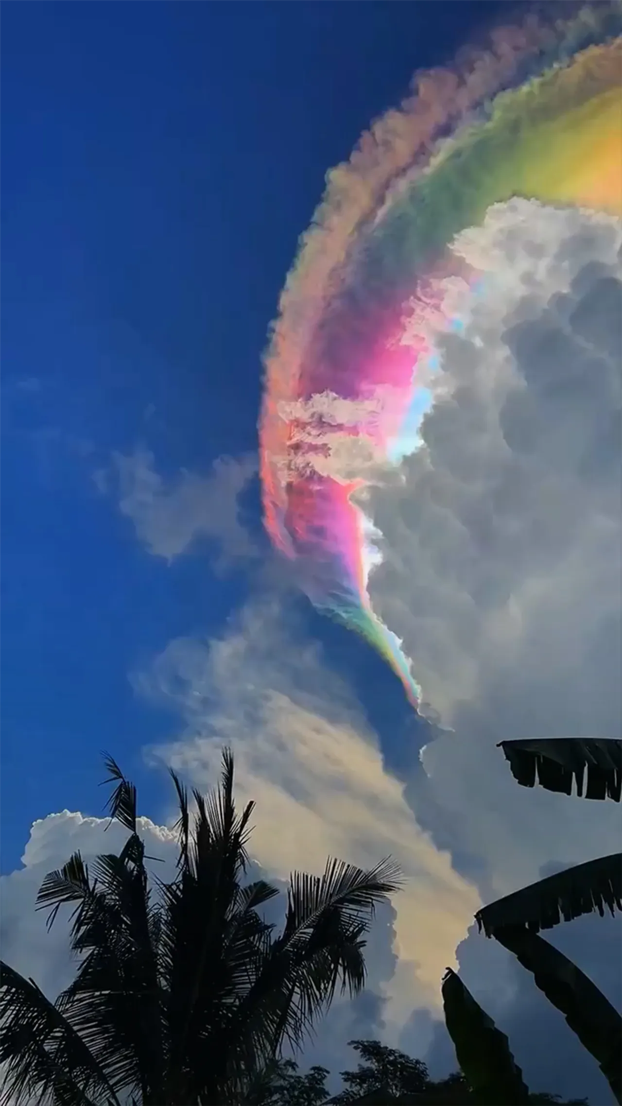 Fenomena awan berwarna pelangi muncul di langit Jonggol, Bogor