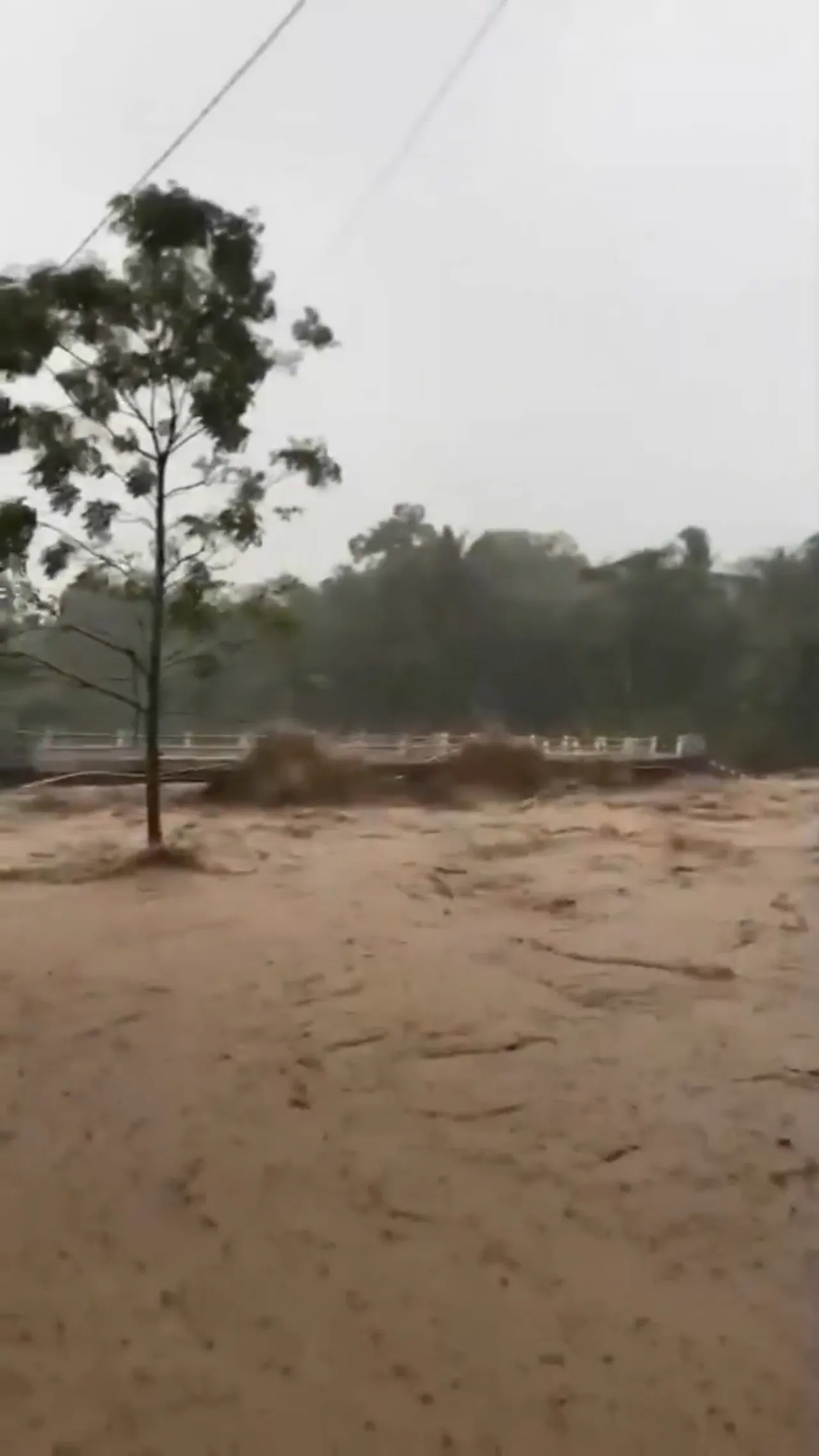 Hujan deras sebabkan Sungai Cipamingkis meluap