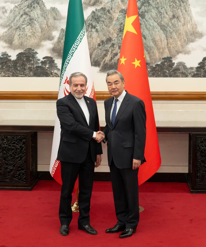 ئىران تاشقى ئىشلار مىنىستىرى ئاراقچى بېيجىڭدا خىتاي مەنسەپدىشى ۋاڭ يى بىلەن كۆرۈشتى