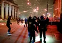 Навивачи на ПСЖ се судрија со полицијата во Париз по пласманот во финалето на Лигата на шампиони