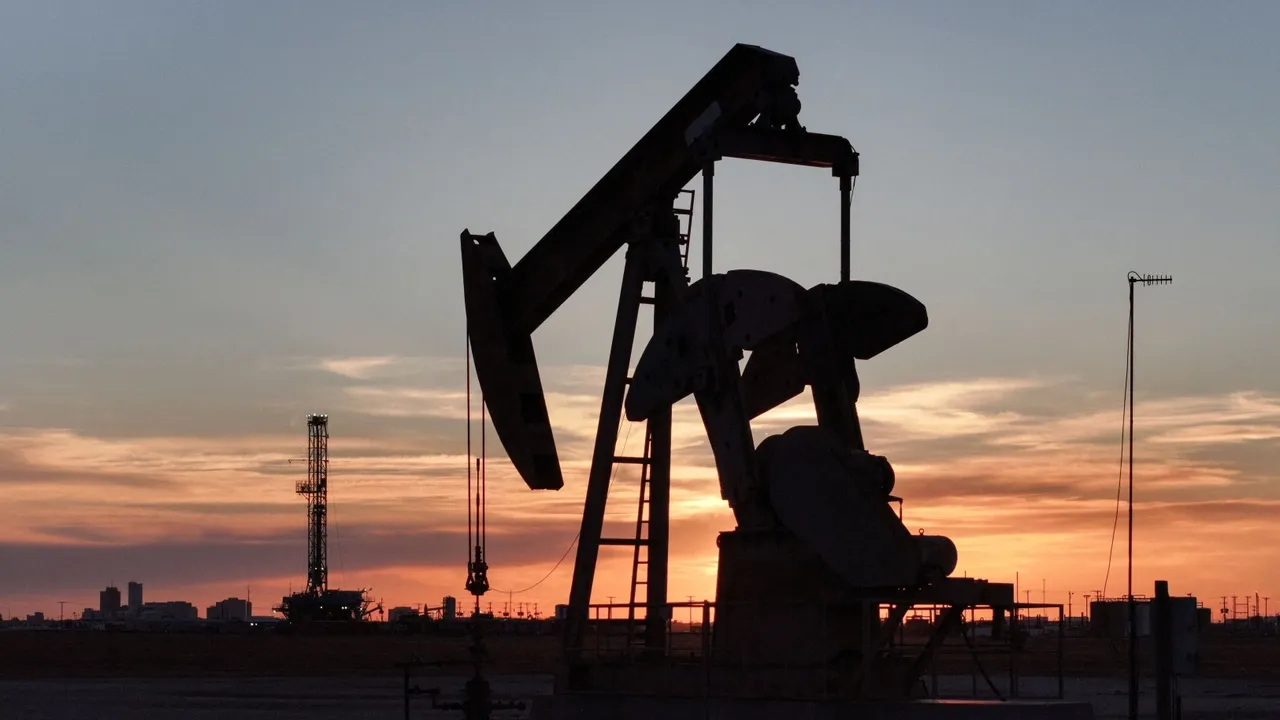 На фоне надежд на мир нефть подешевела более чем на $10