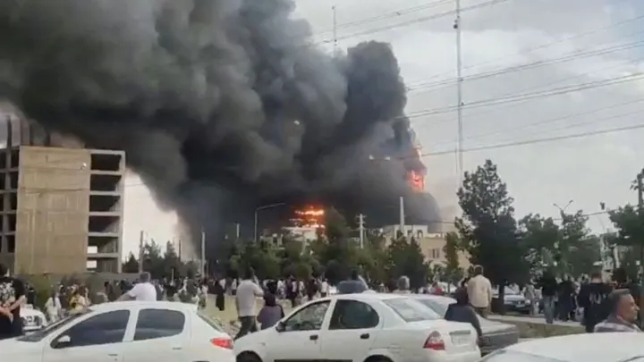 إيران.. 8 قتلى و40 مصاباً في حريق بمركز تسوق قرب طهران