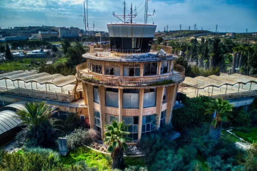 الاحتلال يعتزم التصديق على إقامة مركز تراث بأرض مطار القدس ومستوطنون يقتحمون الأقصى