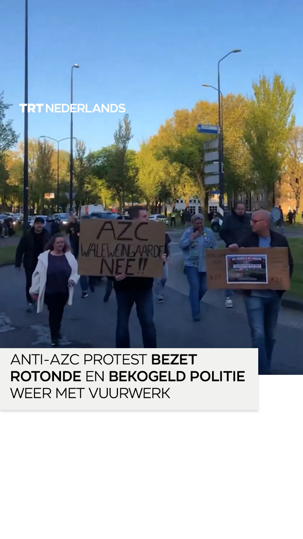 Anti-AZC protest bezet rotonde en bekogeld politie weer met vuurwerk, gemeente plaatst camera’s