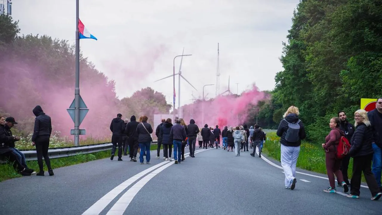 Demonstranten blokkeren snelweg en andere wegen vanwege komst AZC voor alleenstaande minderjarigen