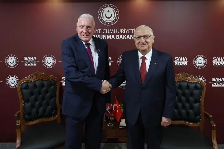Türkiye's national defence minister meets UK House of Lords minister at SAHA 2026