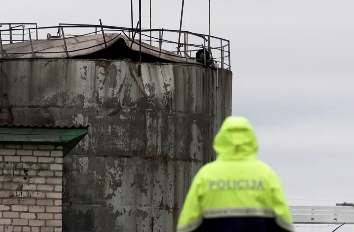 Uszkodzone zbiorniki paliwowe po upadku dronów na Łotwie