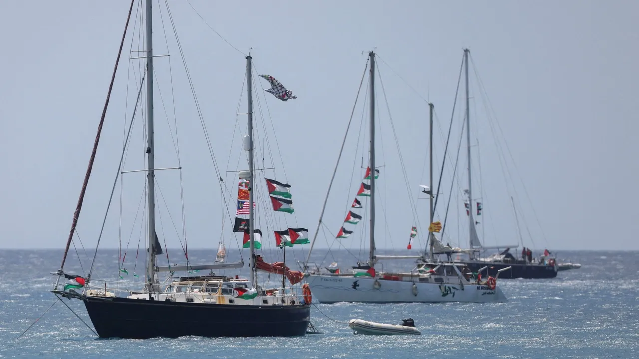 Flotilha Global Sumud continua a missão para Gaza através de águas gregas