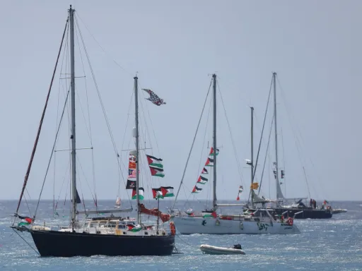 Flotilha Global Sumud continua a missão para Gaza através de águas gregas