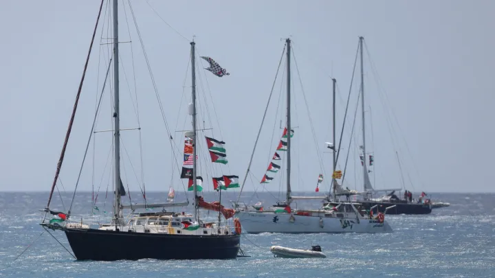 Flotilha Global Sumud continua a missão para Gaza através de águas gregas