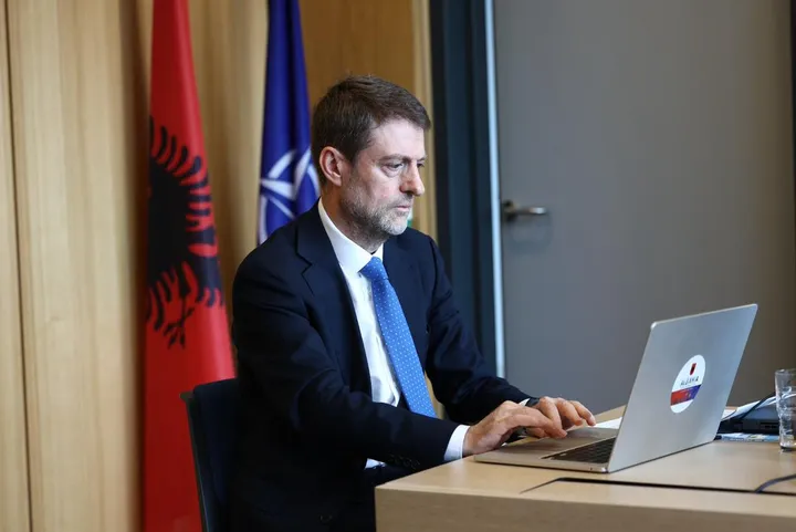Hoxha: Shqipëria mbështet lirinë e lundrimit, stabilitetin rajonal dhe rrugët tregtare të sigurta