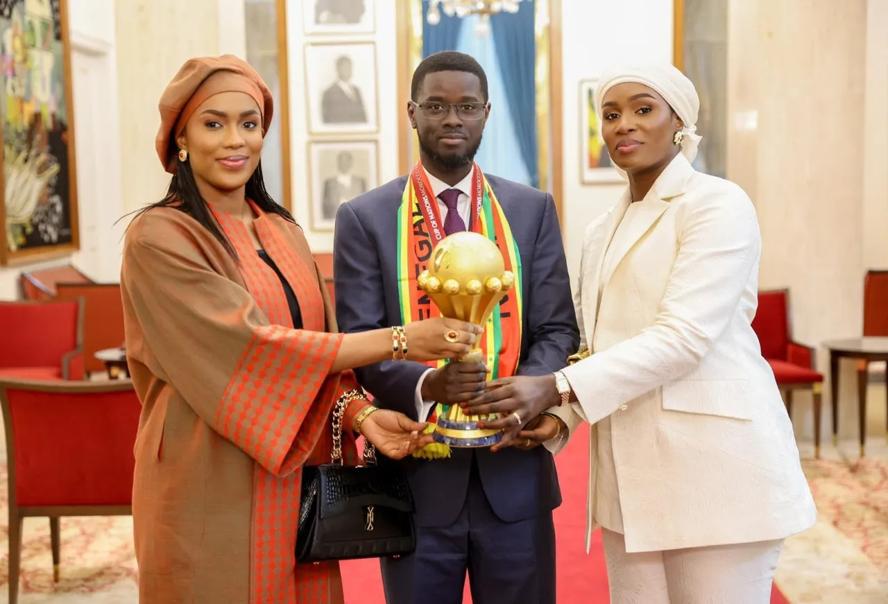 Wake wa viongozi wa Afrika: 
Marie Khone Faye na Absa Faye wa Senegal